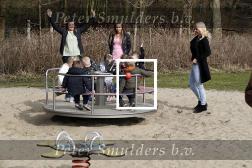 Den Haag 24 maart 2018
Barbie (Samantha de Jong) met haar kinderen Angelina en Milano en twee vriendinnen in een speeltuin.