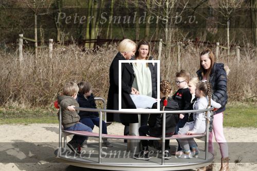 Den Haag 24 maart 2018
Barbie (Samantha de Jong) met haar kinderen Angelina en Milano en twee vriendinnen in een speeltuin.