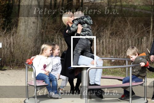 Den Haag 24 maart 2018
Barbie (Samantha de Jong) met haar kinderen Angelina en Milano en twee vriendinnen in een speeltuin.