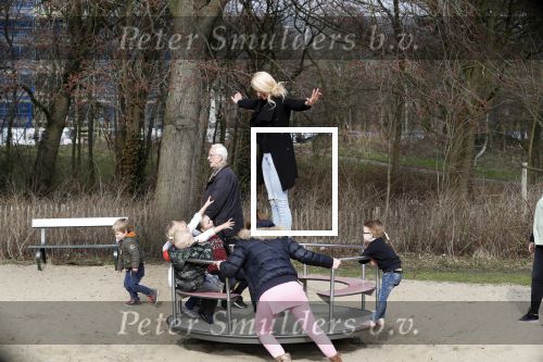 Den Haag 24 maart 2018
Barbie (Samantha de Jong) met haar kinderen Angelina en Milano en twee vriendinnen in een speeltuin.
