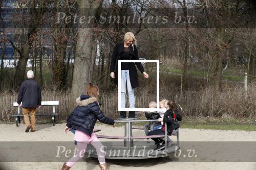 Den Haag 24 maart 2018
Barbie (Samantha de Jong) met haar kinderen Angelina en Milano en twee vriendinnen in een speeltuin.