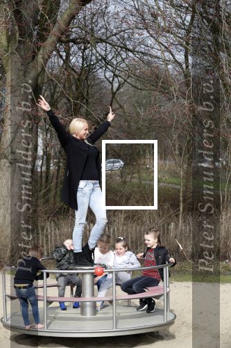 Den Haag 24 maart 2018
Barbie (Samantha de Jong) met haar kinderen Angelina en Milano en twee vriendinnen in een speeltuin.