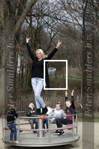 Den Haag 24 maart 2018
Barbie (Samantha de Jong) met haar kinderen Angelina en Milano en twee vriendinnen in een speeltuin.