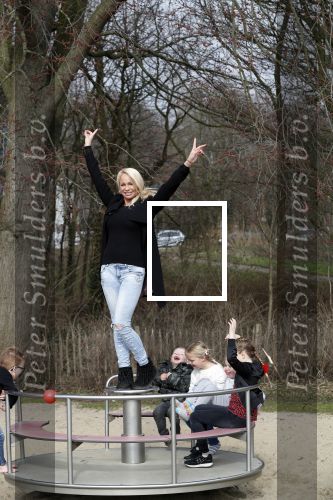 Den Haag 24 maart 2018
Barbie (Samantha de Jong) met haar kinderen Angelina en Milano en twee vriendinnen in een speeltuin.