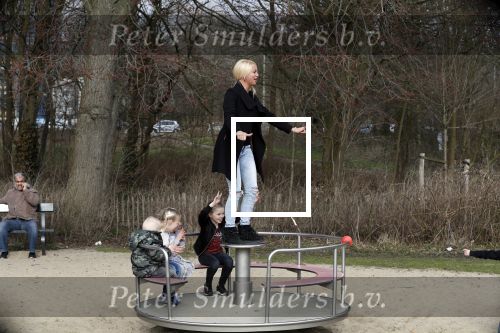 Den Haag 24 maart 2018
Barbie (Samantha de Jong) met haar kinderen Angelina en Milano en twee vriendinnen in een speeltuin.