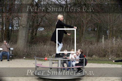 Den Haag 24 maart 2018
Barbie (Samantha de Jong) met haar kinderen Angelina en Milano en twee vriendinnen in een speeltuin.