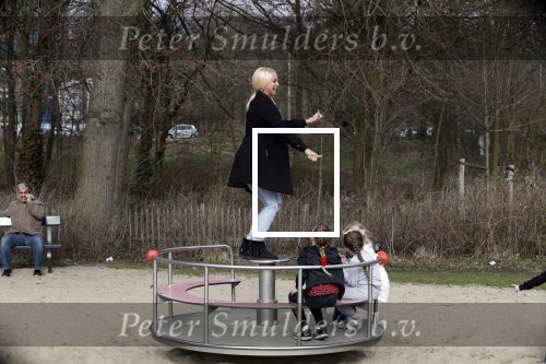 Den Haag 24 maart 2018
Barbie (Samantha de Jong) met haar kinderen Angelina en Milano en twee vriendinnen in een speeltuin.