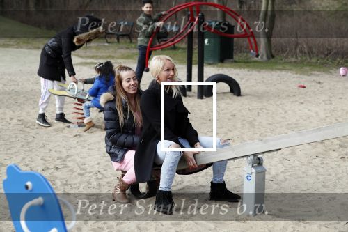 Den Haag 24 maart 2018
Barbie (Samantha de Jong) met haar kinderen Angelina en Milano en twee vriendinnen in een speeltuin.