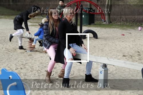 Den Haag 24 maart 2018
Barbie (Samantha de Jong) met haar kinderen Angelina en Milano en twee vriendinnen in een speeltuin.
