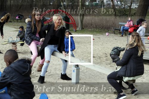 Den Haag 24 maart 2018
Barbie (Samantha de Jong) met haar kinderen Angelina en Milano en twee vriendinnen in een speeltuin.