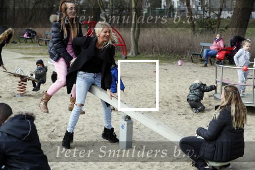 Den Haag 24 maart 2018
Barbie (Samantha de Jong) met haar kinderen Angelina en Milano en twee vriendinnen in een speeltuin.