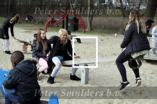 Den Haag 24 maart 2018
Barbie (Samantha de Jong) met haar kinderen Angelina en Milano en twee vriendinnen in een speeltuin.