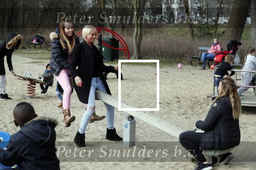 Den Haag 24 maart 2018
Barbie (Samantha de Jong) met haar kinderen Angelina en Milano en twee vriendinnen in een speeltuin.