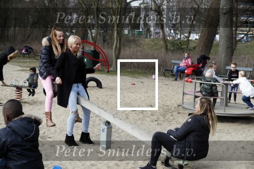 Den Haag 24 maart 2018
Barbie (Samantha de Jong) met haar kinderen Angelina en Milano en twee vriendinnen in een speeltuin.