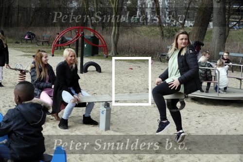 Den Haag 24 maart 2018
Barbie (Samantha de Jong) met haar kinderen Angelina en Milano en twee vriendinnen in een speeltuin.