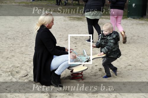 Den Haag 24 maart 2018
Barbie (Samantha de Jong) met haar kinderen Angelina en Milano en twee vriendinnen in een speeltuin.