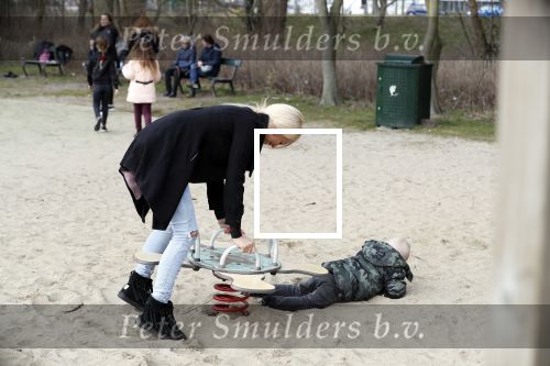 Den Haag 24 maart 2018
Barbie (Samantha de Jong) met haar kinderen Angelina en Milano en twee vriendinnen in een speeltuin.