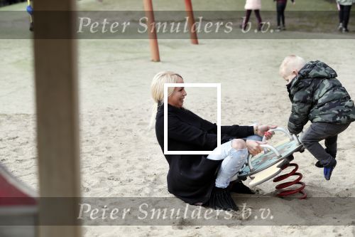 Den Haag 24 maart 2018
Barbie (Samantha de Jong) met haar kinderen Angelina en Milano en twee vriendinnen in een speeltuin.