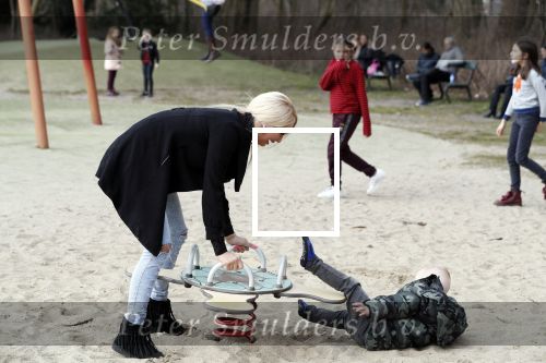 Den Haag 24 maart 2018
Barbie (Samantha de Jong) met haar kinderen Angelina en Milano en twee vriendinnen in een speeltuin.