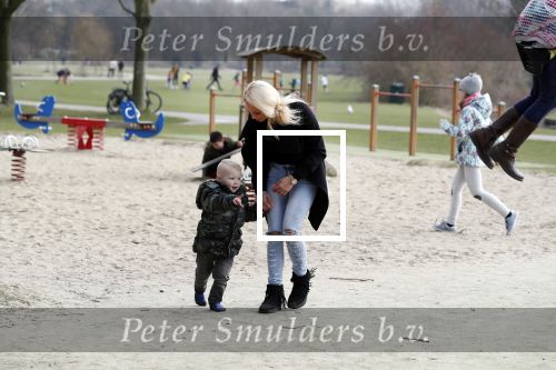 Den Haag 24 maart 2018
Barbie (Samantha de Jong) met haar kinderen Angelina en Milano en twee vriendinnen in een speeltuin.