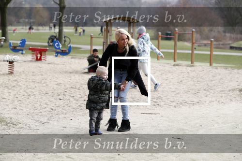 Den Haag 24 maart 2018
Barbie (Samantha de Jong) met haar kinderen Angelina en Milano en twee vriendinnen in een speeltuin.