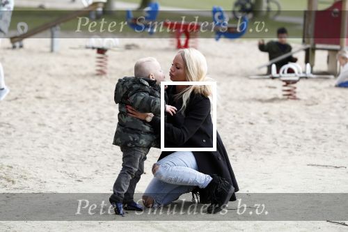 Den Haag 24 maart 2018
Barbie (Samantha de Jong) met haar kinderen Angelina en Milano en twee vriendinnen in een speeltuin.