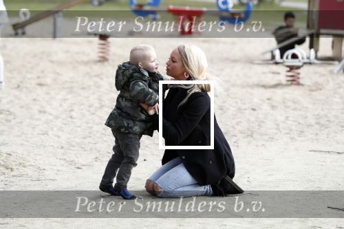 Den Haag 24 maart 2018
Barbie (Samantha de Jong) met haar kinderen Angelina en Milano en twee vriendinnen in een speeltuin.