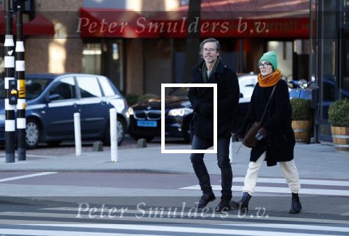 Amsterdam 19 maart 2018
Carice v Houten met haar vriend Guy Pierce op straat in Amsterdam