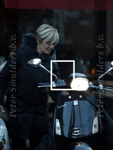 Amsterdam 14 maart 2018 
Caroline Tensen met zoon Bob Wisse en haar hondje op de vespa scooter
