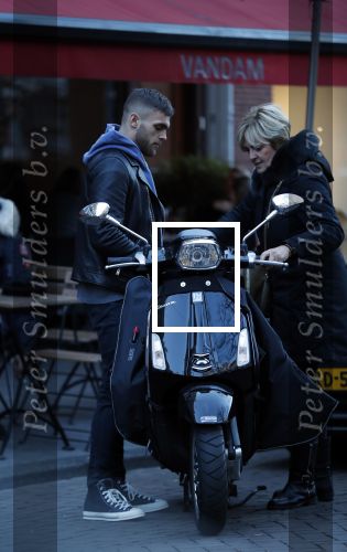 Amsterdam 14 maart 2018 
Caroline Tensen met zoon Bob Wisse en haar hondje op de vespa scooter