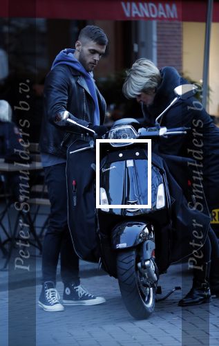 Amsterdam 14 maart 2018 
Caroline Tensen met zoon Bob Wisse en haar hondje op de vespa scooter
