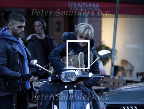 Amsterdam 14 maart 2018 
Caroline Tensen met zoon Bob Wisse en haar hondje op de vespa scooter