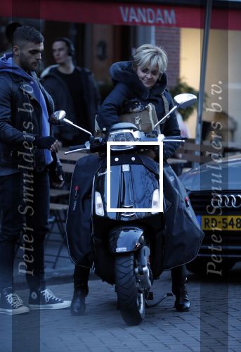 Amsterdam 14 maart 2018 
Caroline Tensen met zoon Bob Wisse en haar hondje op de vespa scooter