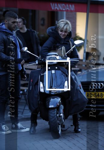Amsterdam 14 maart 2018 
Caroline Tensen met zoon Bob Wisse en haar hondje op de vespa scooter