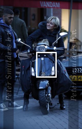 Amsterdam 14 maart 2018 
Caroline Tensen met zoon Bob Wisse en haar hondje op de vespa scooter