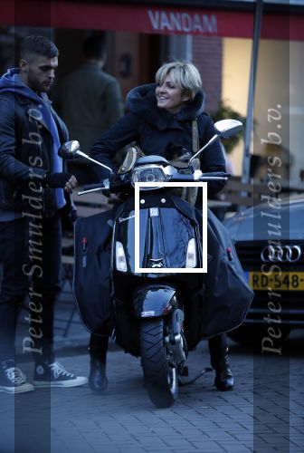 Amsterdam 14 maart 2018 
Caroline Tensen met zoon Bob Wisse en haar hondje op de vespa scooter