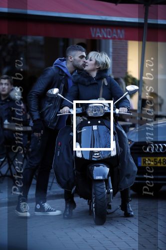 Amsterdam 14 maart 2018 
Caroline Tensen met zoon Bob Wisse en haar hondje op de vespa scooter