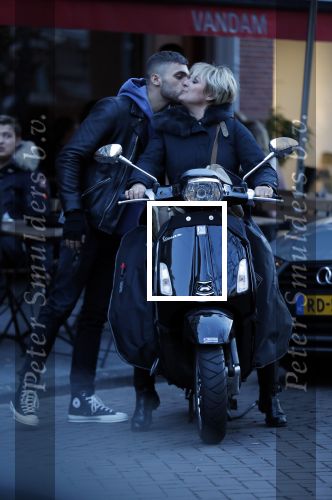 Amsterdam 14 maart 2018 
Caroline Tensen met zoon Bob Wisse en haar hondje op de vespa scooter