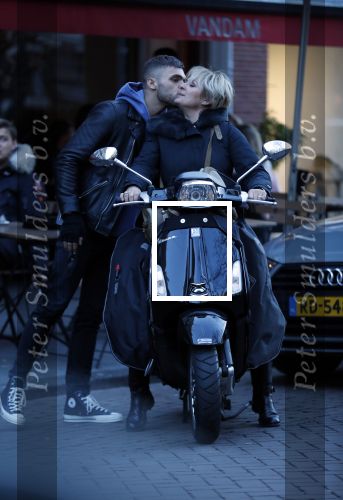 Amsterdam 14 maart 2018 
Caroline Tensen met zoon Bob Wisse en haar hondje op de vespa scooter