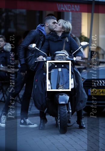 Amsterdam 14 maart 2018 
Caroline Tensen met zoon Bob Wisse en haar hondje op de vespa scooter
