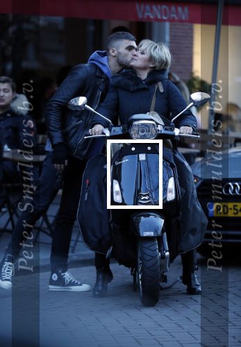 Amsterdam 14 maart 2018 
Caroline Tensen met zoon Bob Wisse en haar hondje op de vespa scooter