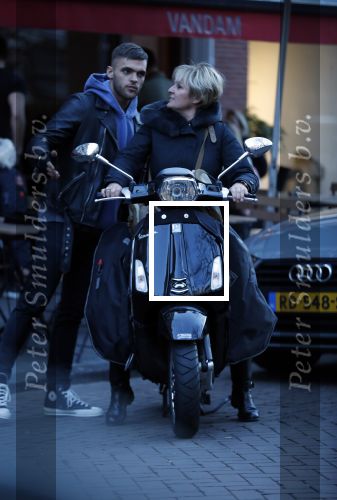 Amsterdam 14 maart 2018 
Caroline Tensen met zoon Bob Wisse en haar hondje op de vespa scooter