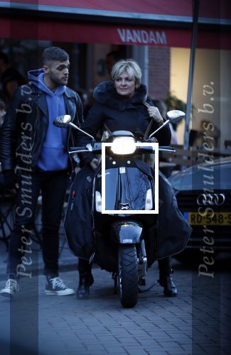 Amsterdam 14 maart 2018 
Caroline Tensen met zoon Bob Wisse en haar hondje op de vespa scooter