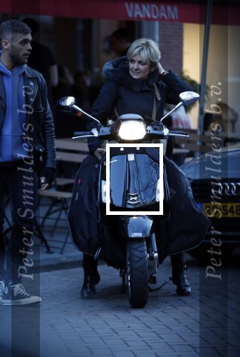 Amsterdam 14 maart 2018 
Caroline Tensen met zoon Bob Wisse en haar hondje op de vespa scooter