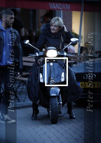 Amsterdam 14 maart 2018 
Caroline Tensen met zoon Bob Wisse en haar hondje op de vespa scooter