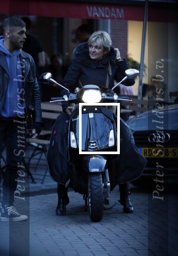 Amsterdam 14 maart 2018 
Caroline Tensen met zoon Bob Wisse en haar hondje op de vespa scooter