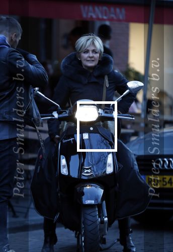 Amsterdam 14 maart 2018 
Caroline Tensen met zoon Bob Wisse en haar hondje op de vespa scooter
