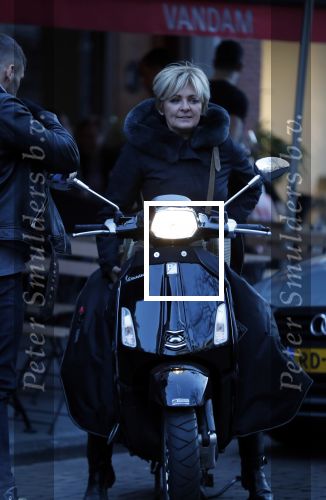 Amsterdam 14 maart 2018 
Caroline Tensen met zoon Bob Wisse en haar hondje op de vespa scooter