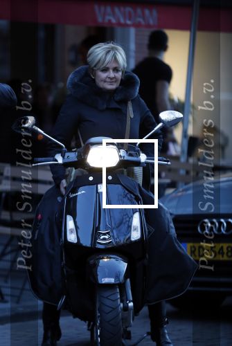 Amsterdam 14 maart 2018 
Caroline Tensen met zoon Bob Wisse en haar hondje op de vespa scooter