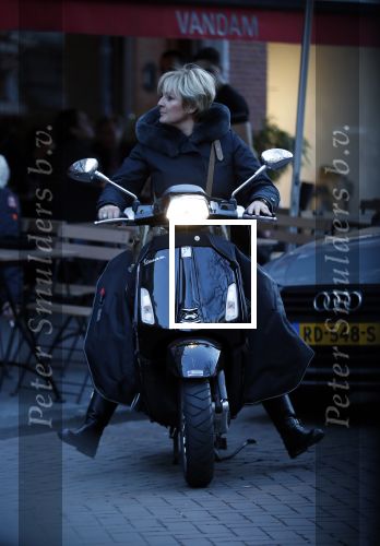 Amsterdam 14 maart 2018 
Caroline Tensen met zoon Bob Wisse en haar hondje op de vespa scooter